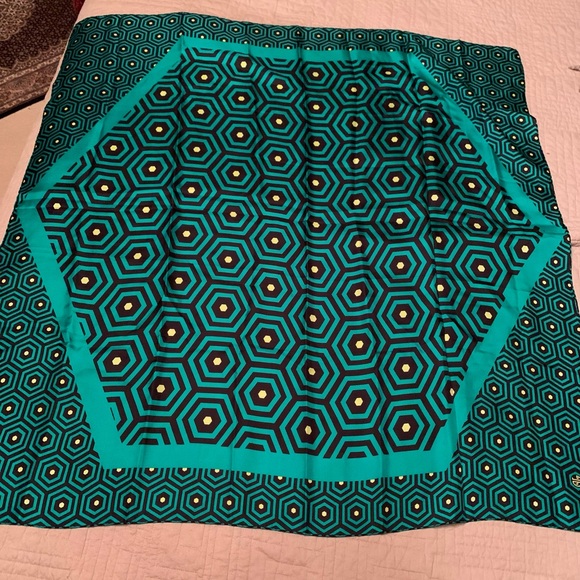 Geometric design green & black 43 inch square scarf. Never worn, great condition - Picture 1 of 4